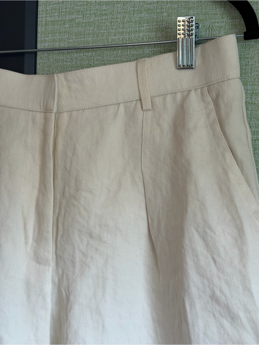 OGL Viscose-Linen Weave High Rise Cuffed Linen Shorts in an Off White, Size M - Picture 2 of 8